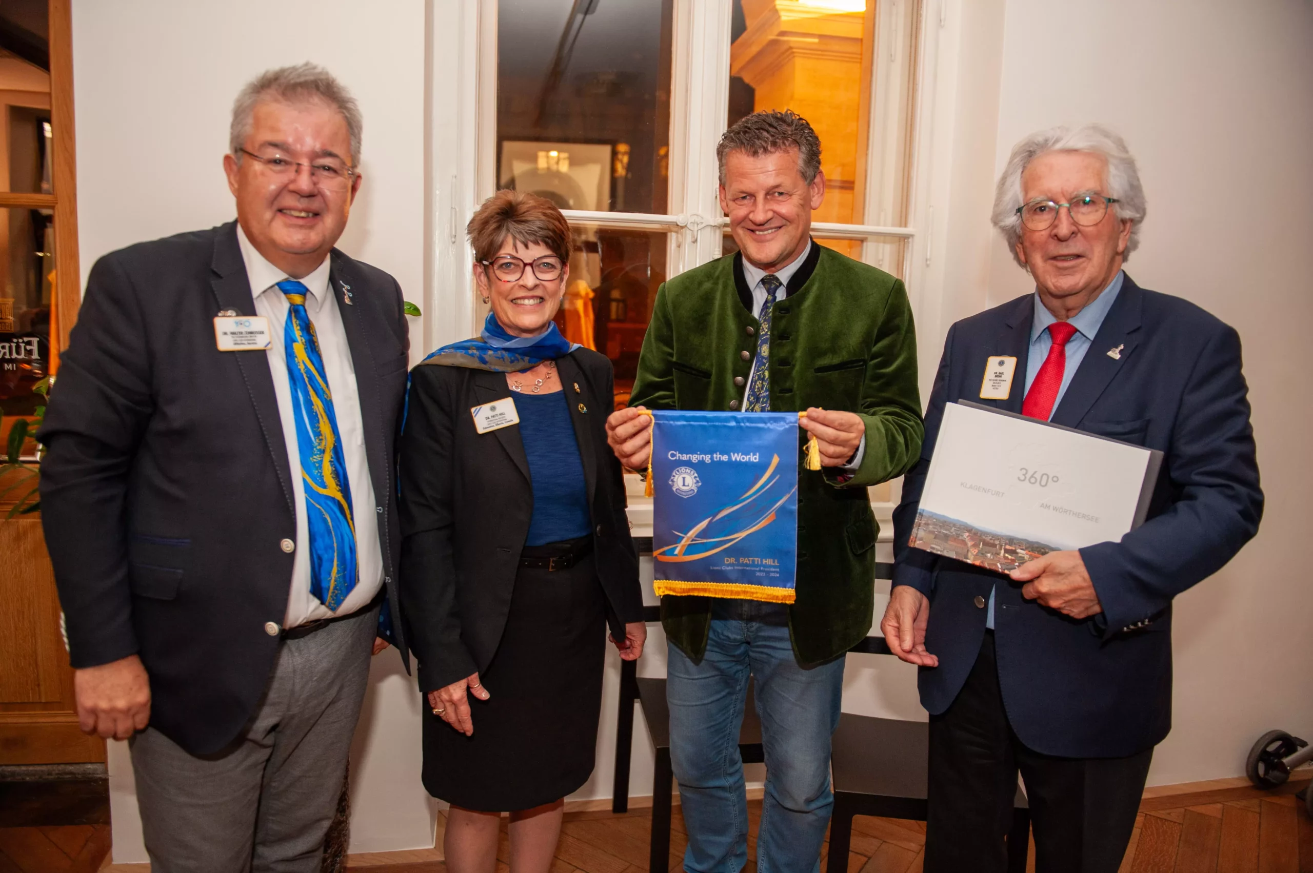 Ein Bild auf 5min.at zeigt Bürgermeister Christian Scheider mit Vertretern des Lions Clubs.
