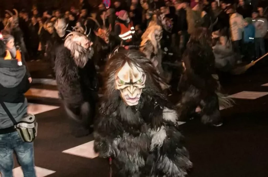 Foto in Beitrag von 5min.at: Auf dem Foto sind Krampusse zu sehen mit vielen Menschen.