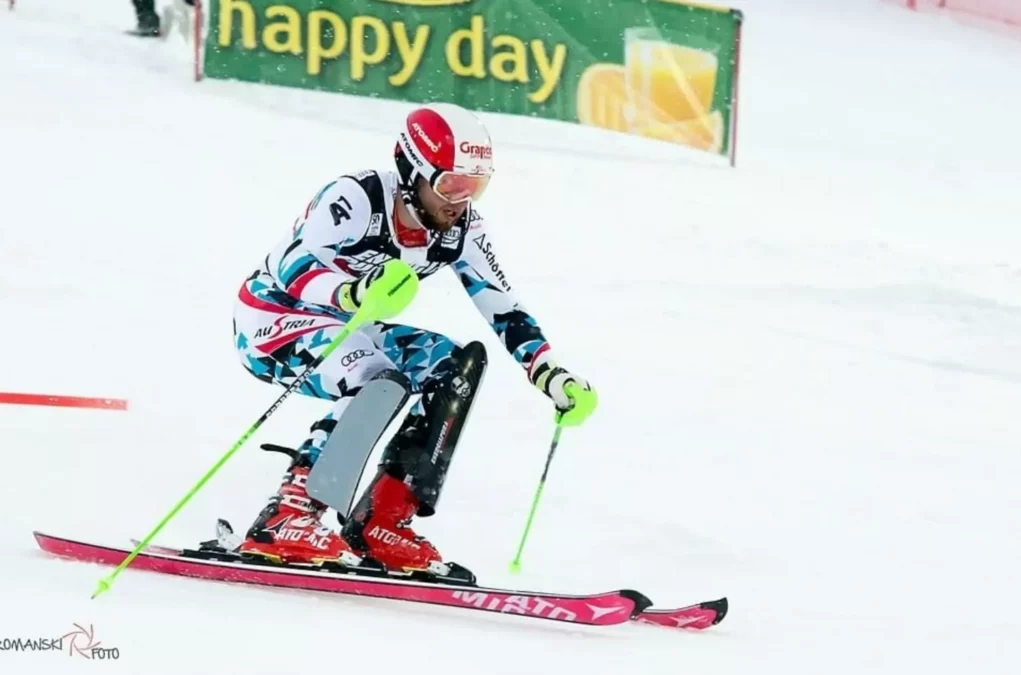 Ein Bild auf 5min.at zeigt Skiprofi Marco Schwarz in Aktion.