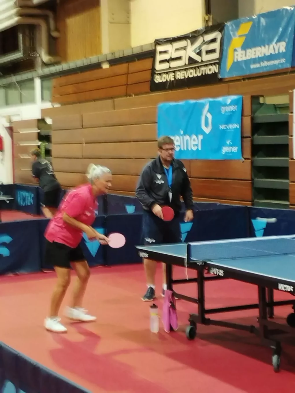Bild auf 5min.at: Zwei Personen beim Tischtennis.