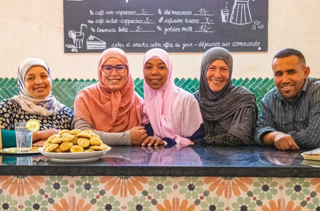 Foto auf 5min.at zeigt das Team des neuentstandenen café vivant'e inmitten des Hohen Atlas von Marokko.