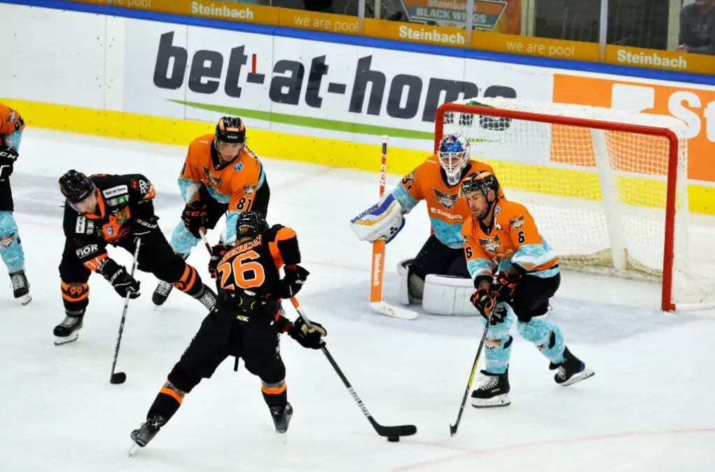 Foto auf 5min.at: Das Bild zeigt die Graz99ers bei einem Eishockey-Spiel.