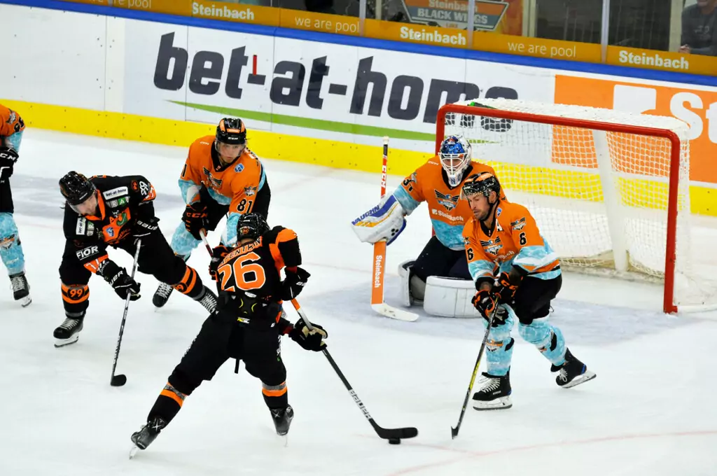 Foto auf 5min.at: Das Bild zeigt die Graz99ers bei einem Eishockey-Spiel.