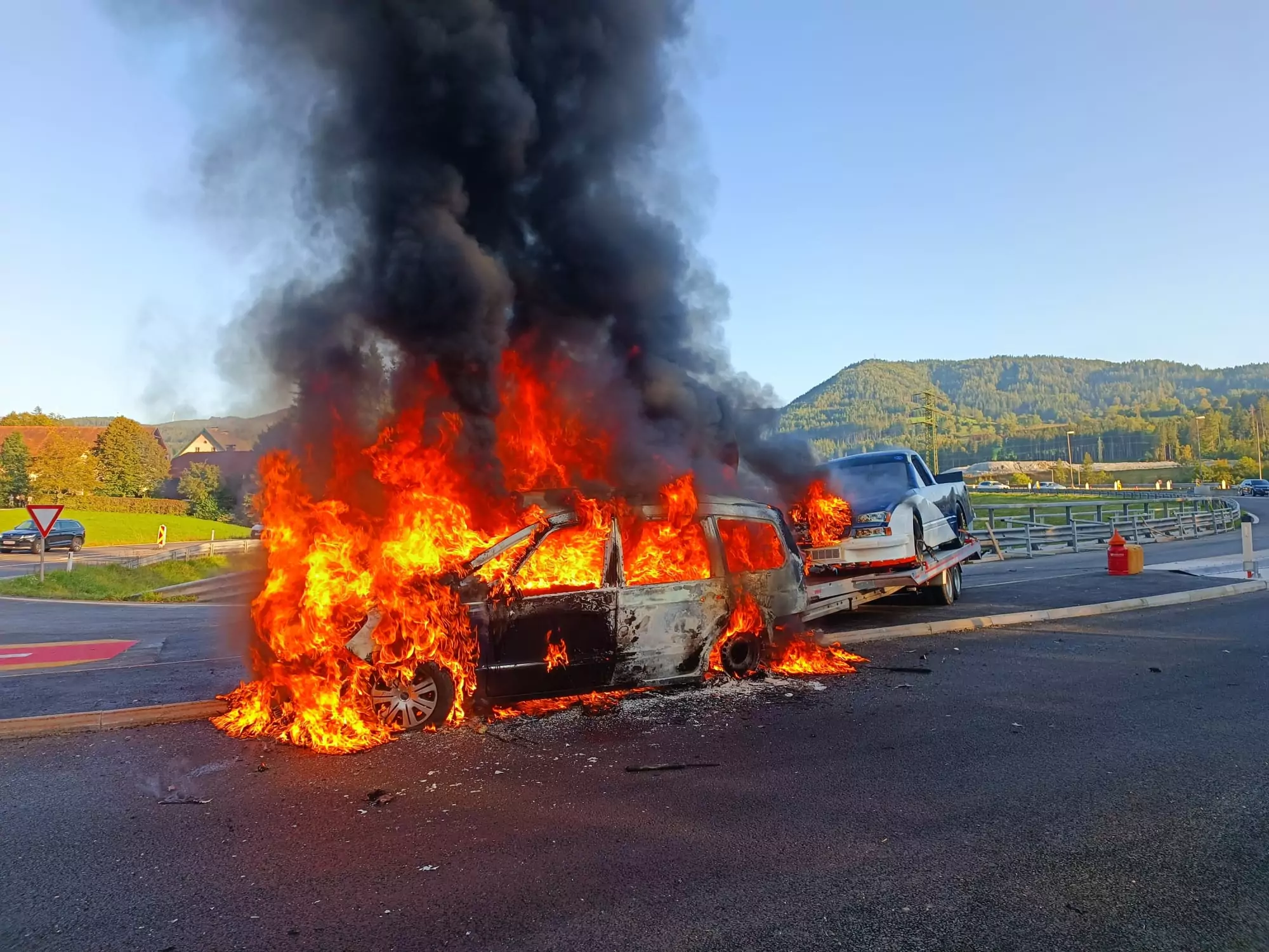Nach Einkauf: Kleinstransporter stand in Vollbrand