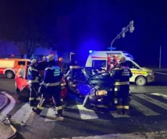 Bild auf 5min.at zeigt die Berufsfeuerwehr Klagenfurt im Einsatz bei einem Unfall.