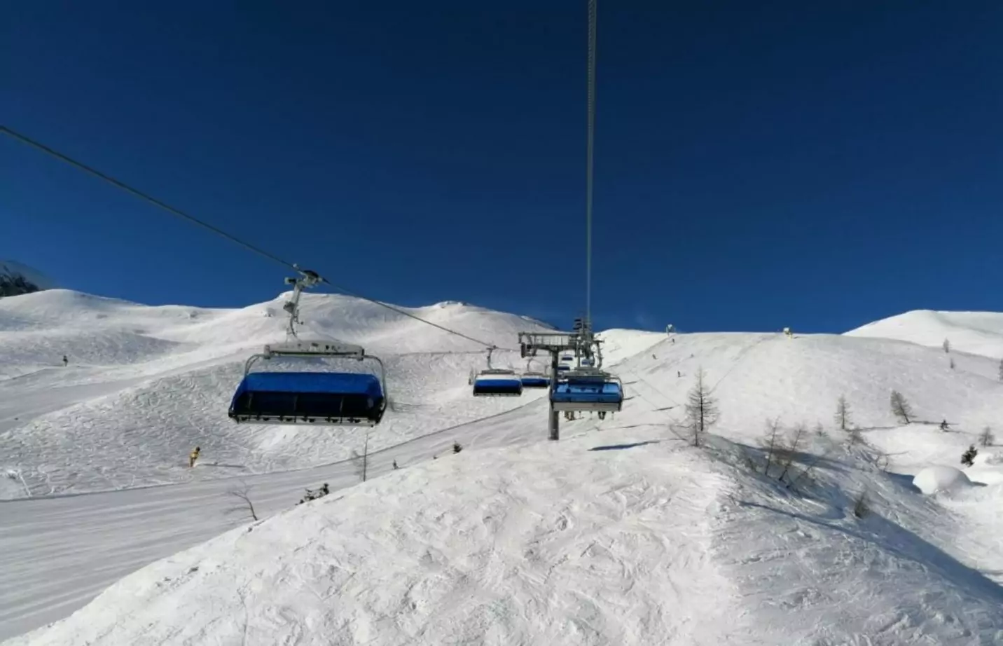 Ein Bild auf 5min.at zeigt einen Sessellift am Nassfeld, darunter eine verschneite Skipiste.