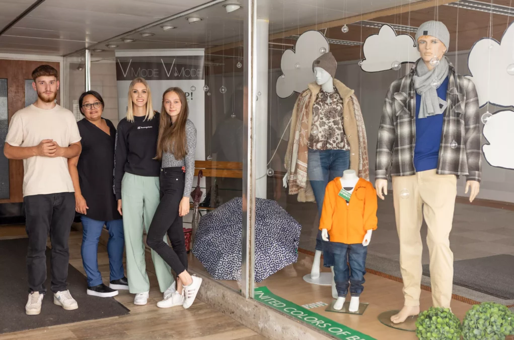 Ein Bild auf 5min.at zeigt: Berufsschüler bei der Umsetzung von kreativen Schaufenstern in der St. Veiter Innenstadt.
