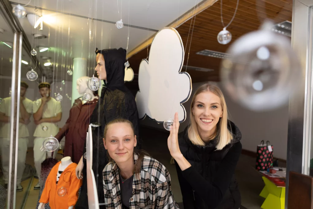 Ein Bild auf 5min.at zeigt: Berufsschüler bei der Umsetzung von kreativen Schaufenstern in der St. Veiter Innenstadt.