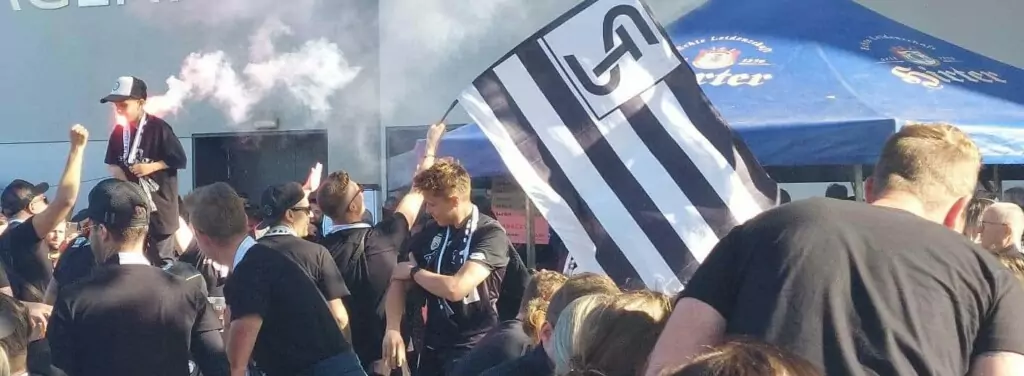 Bild auf 5min.at zeigt Sturm Fans bei einem Fußballspiel im Klagenfurter Stadion.