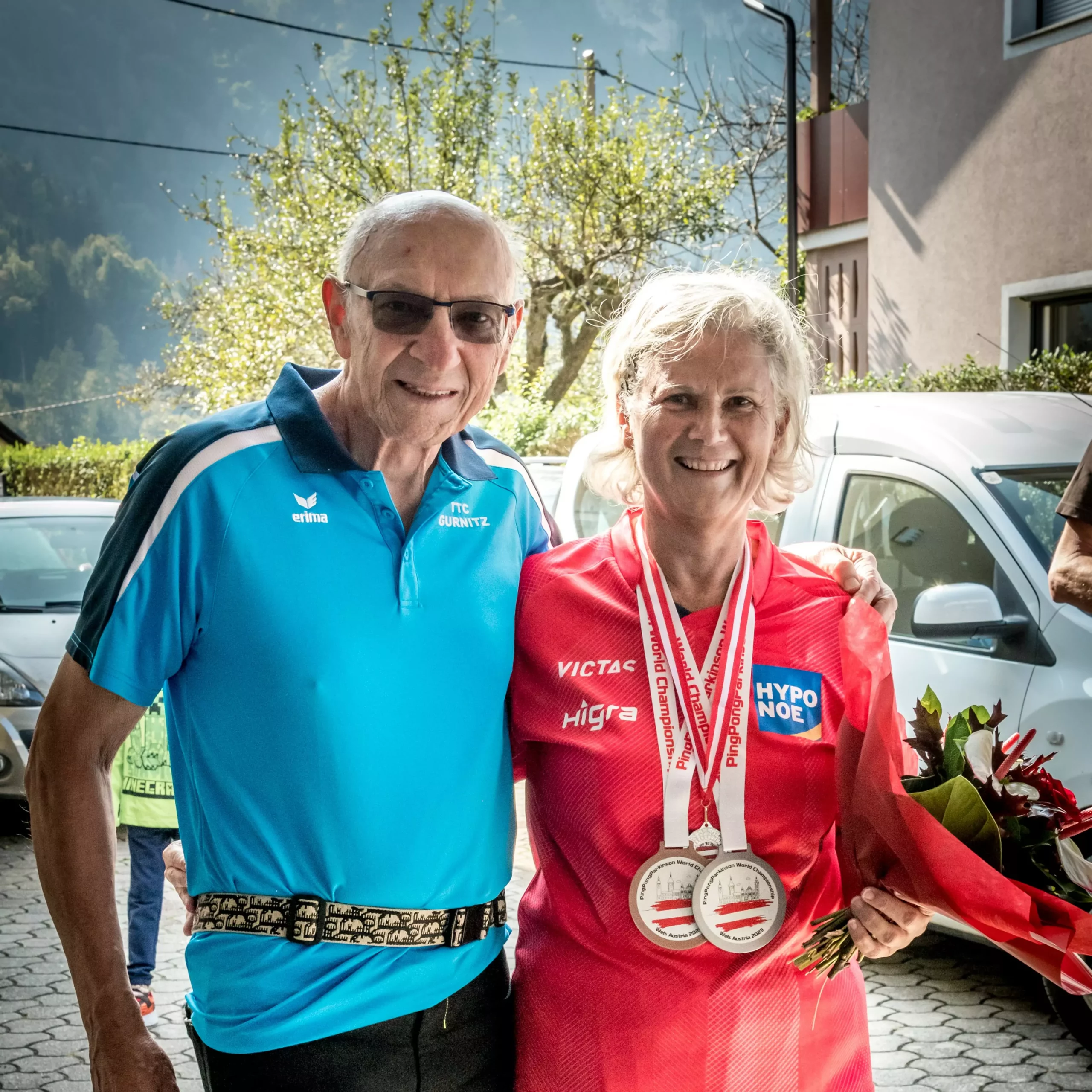 Bild auf 5min.at: Eine Frau und ein Mann. Der Mann legt den Arm um die Frau.