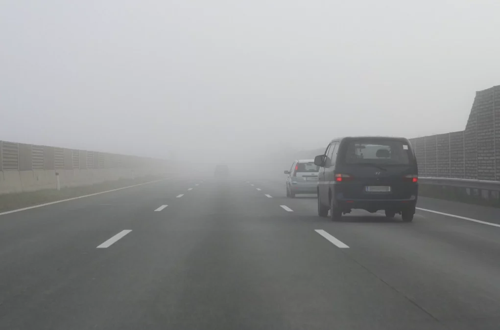 Bild auf 5min.at zeigt eine Straße bei Nebel.