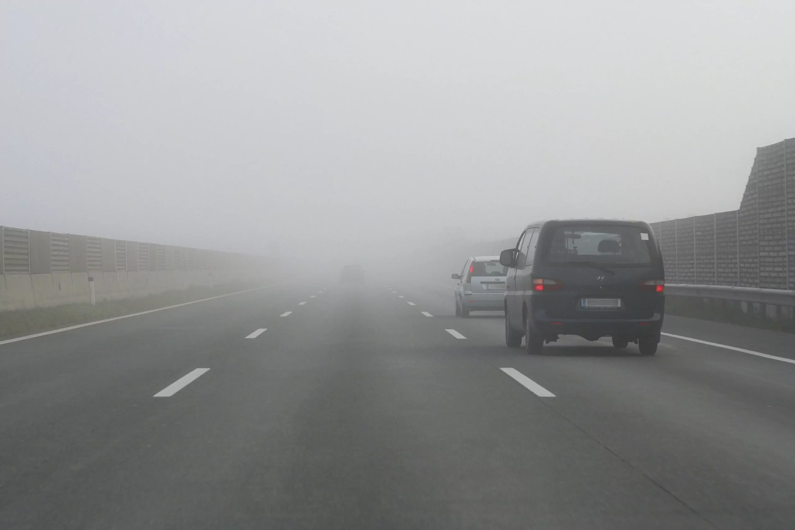 Bild auf 5min.at zeigt eine Straße bei Nebel.