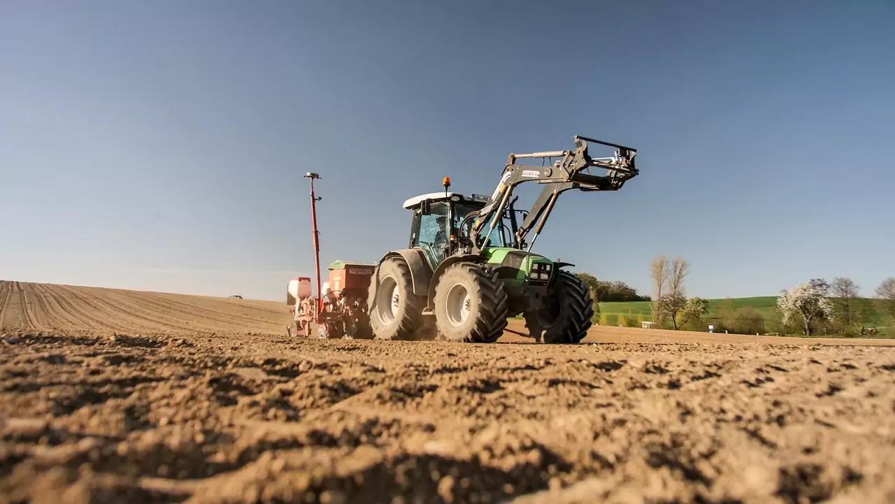 Das Foto auf 5min.at zeigt einen Bauer mit Traktor am Feld.