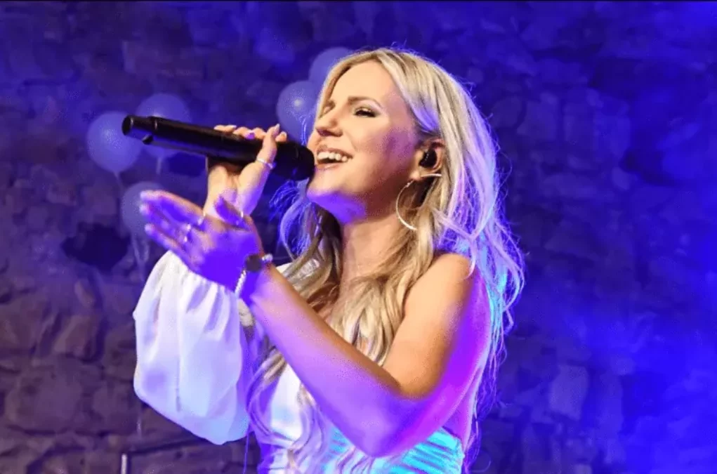 Natalie Holzner, die Schlagersängerin, bei einem Konzert.