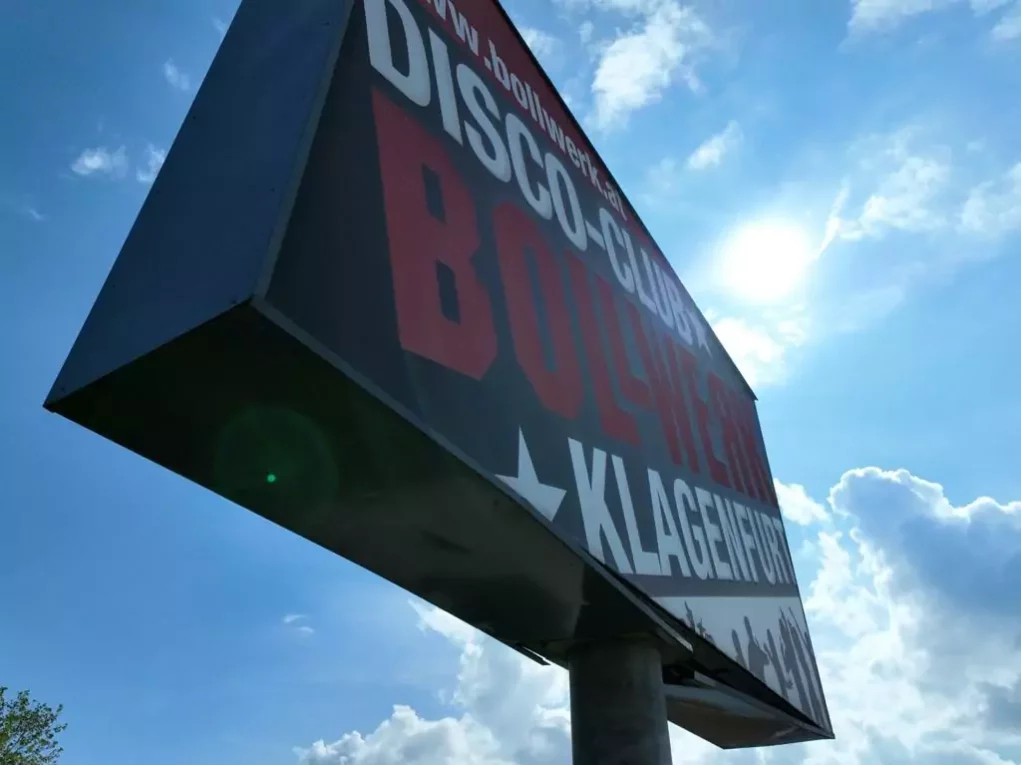 Das Bild auf 5min.at zeigt eine Hinweistafel des ehemaligen Bollwerks in Klagenfurt.