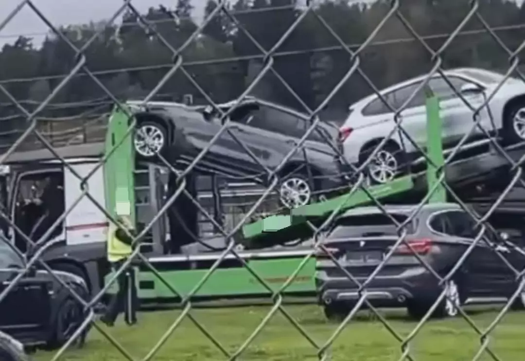 Ein Bild auf 5min.at zeigt jenen LKW, der in der Unterführung in Klagenfurt stecken geblieben ist, auf dem Platz des Abschleppunternehmens.
