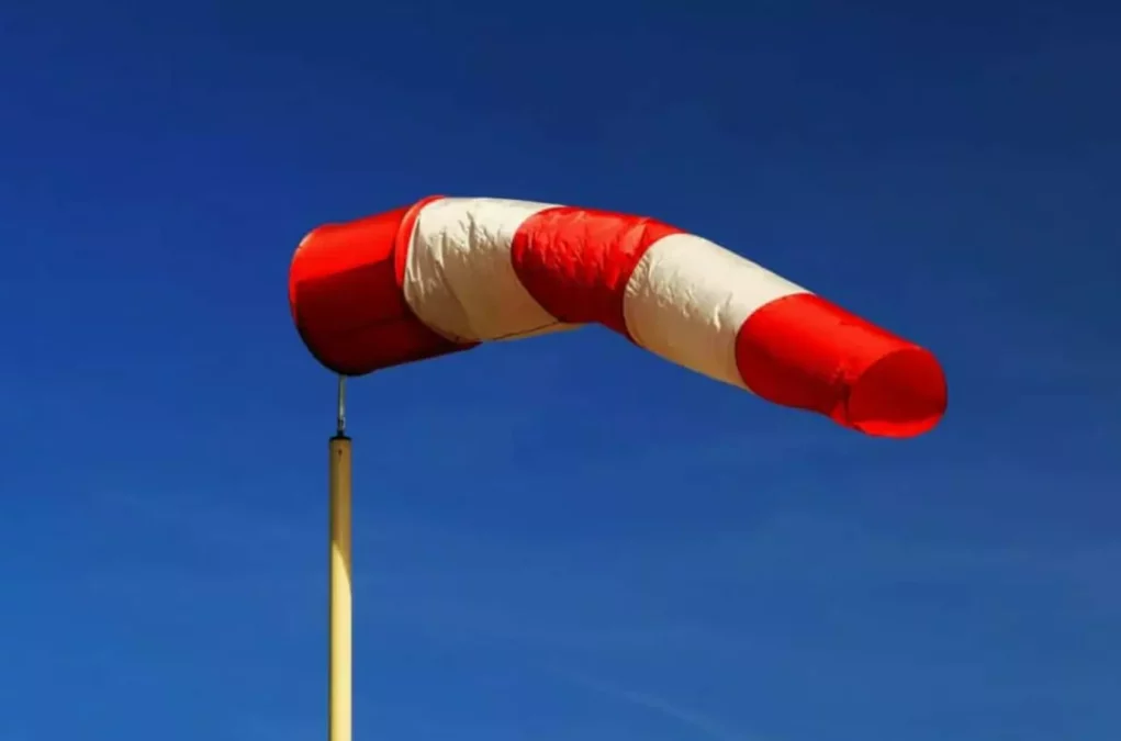 Ein Foto auf 5min.at zeigt einen Windsack vor blauem Himmel.