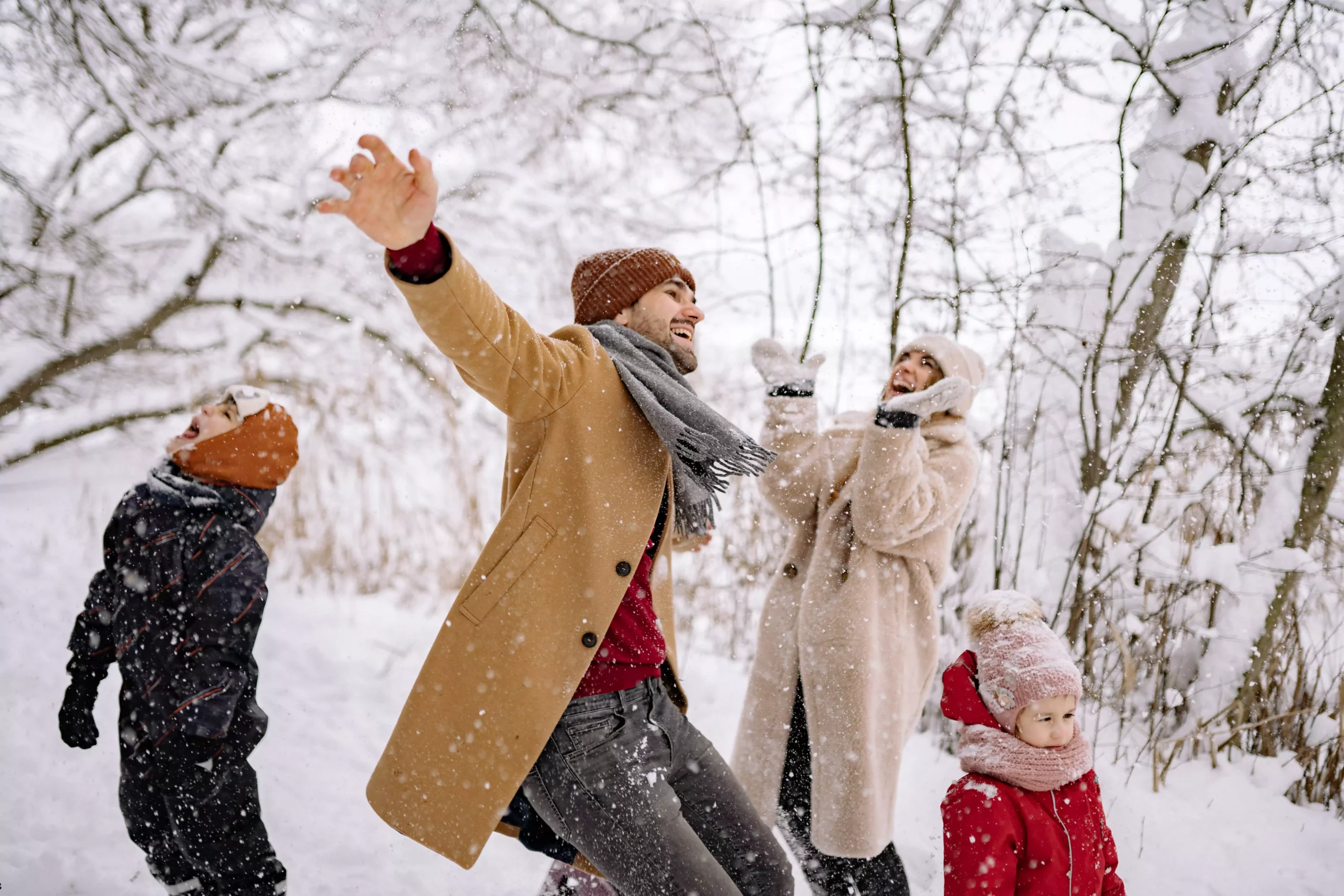 Foto in einem Beitrag von 5min.at zeigt eine Familie im Schnee spielend.