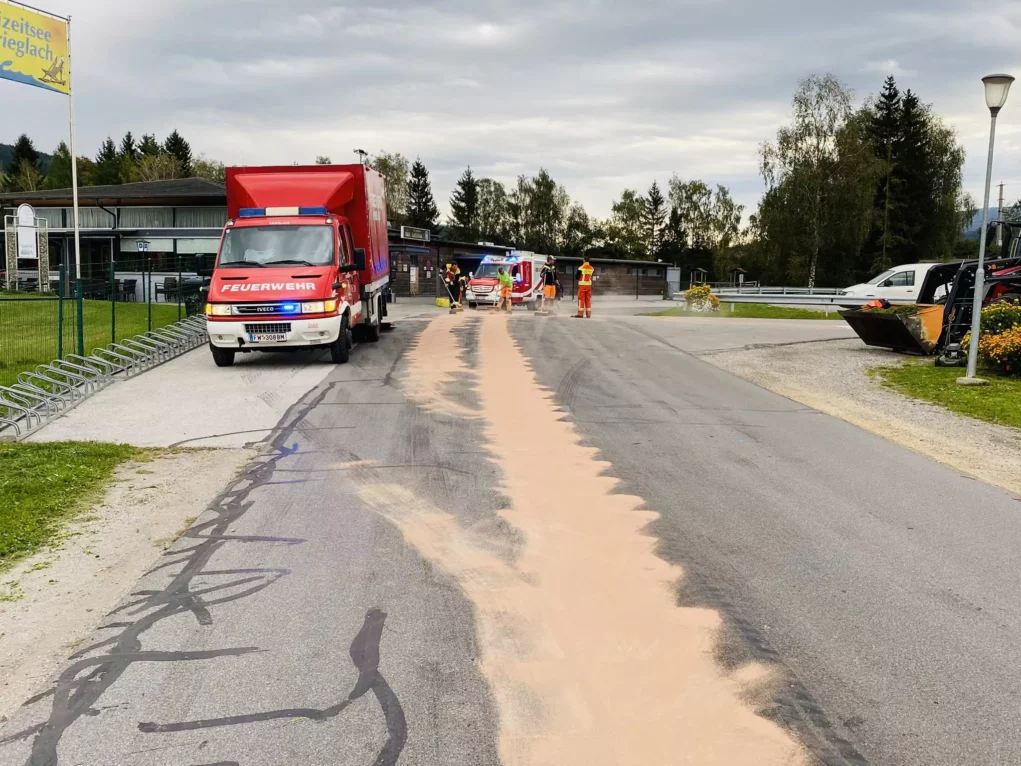 Bild bei Beitrag von 5min.at: Eine lange Ölspur und Feuerwehrautos sind zu sehen.