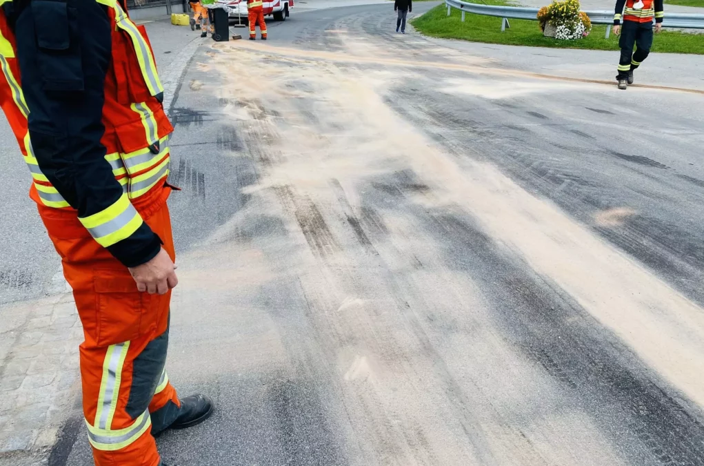 Bild bei Beitrag von 5min.at: Eine große Ölspur und Florianis sind zu sehen.