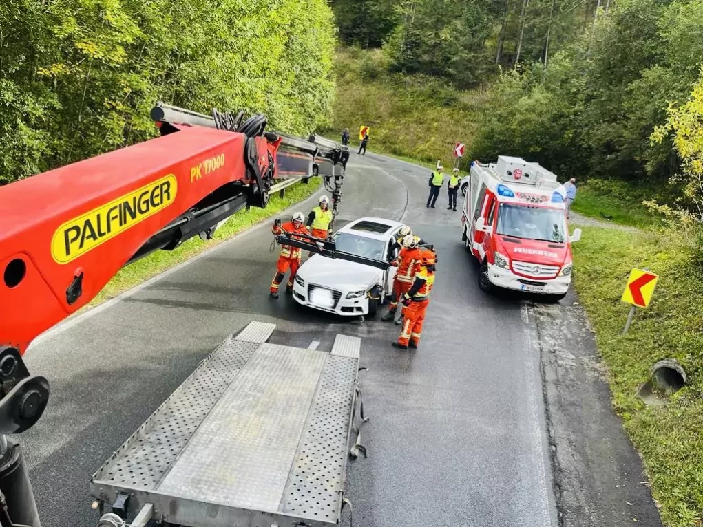 Foto in Beitrag von 5min.at: Ein Auto wird gerade vom Kran hochgezogen.