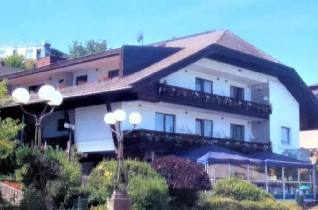 Foto in Beitrag von 5min.at: Zu sehen ist das zu versteigernde Hotel in Velden.