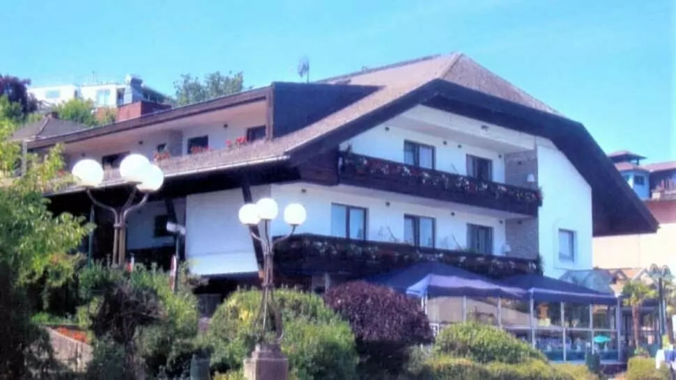Foto in Beitrag von 5min.at: Zu sehen ist das zu versteigernde Hotel in Velden.