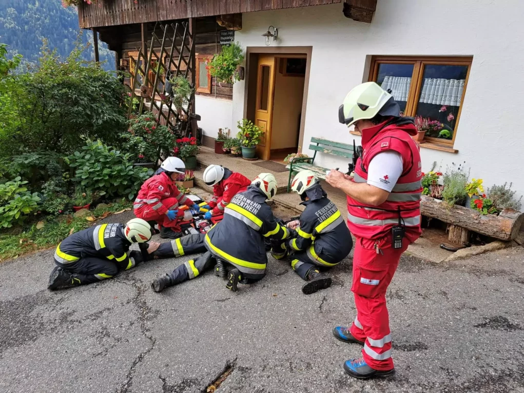 Ein Bild auf 5min.at zeigt Rettungs- sowie Feuerwehrkräfte, wie sie einen mutmaßlichen Verletzten bei der Abschnittsfeuerwehrübung Minerva erstversorgen.