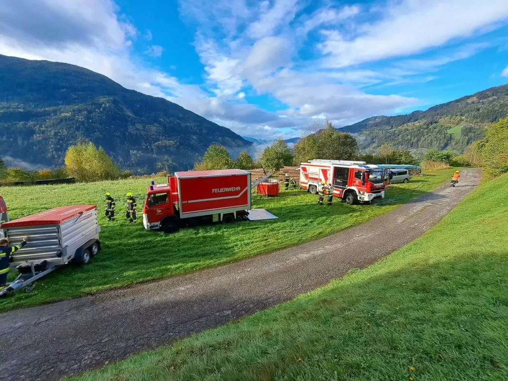 Ein Bild auf 5min.at zeigt mehrere Feuerwehrautos, die neben einer Forststraße parken, bei der Abschnittsfeuerwehrübung "Minerva".
