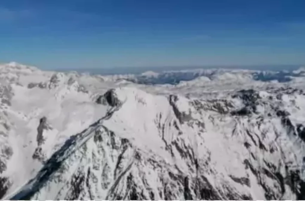 Symbolfoto zu einem Beitrag von 5min.at: Tauplitz im Winter, die Berge sind weiß.