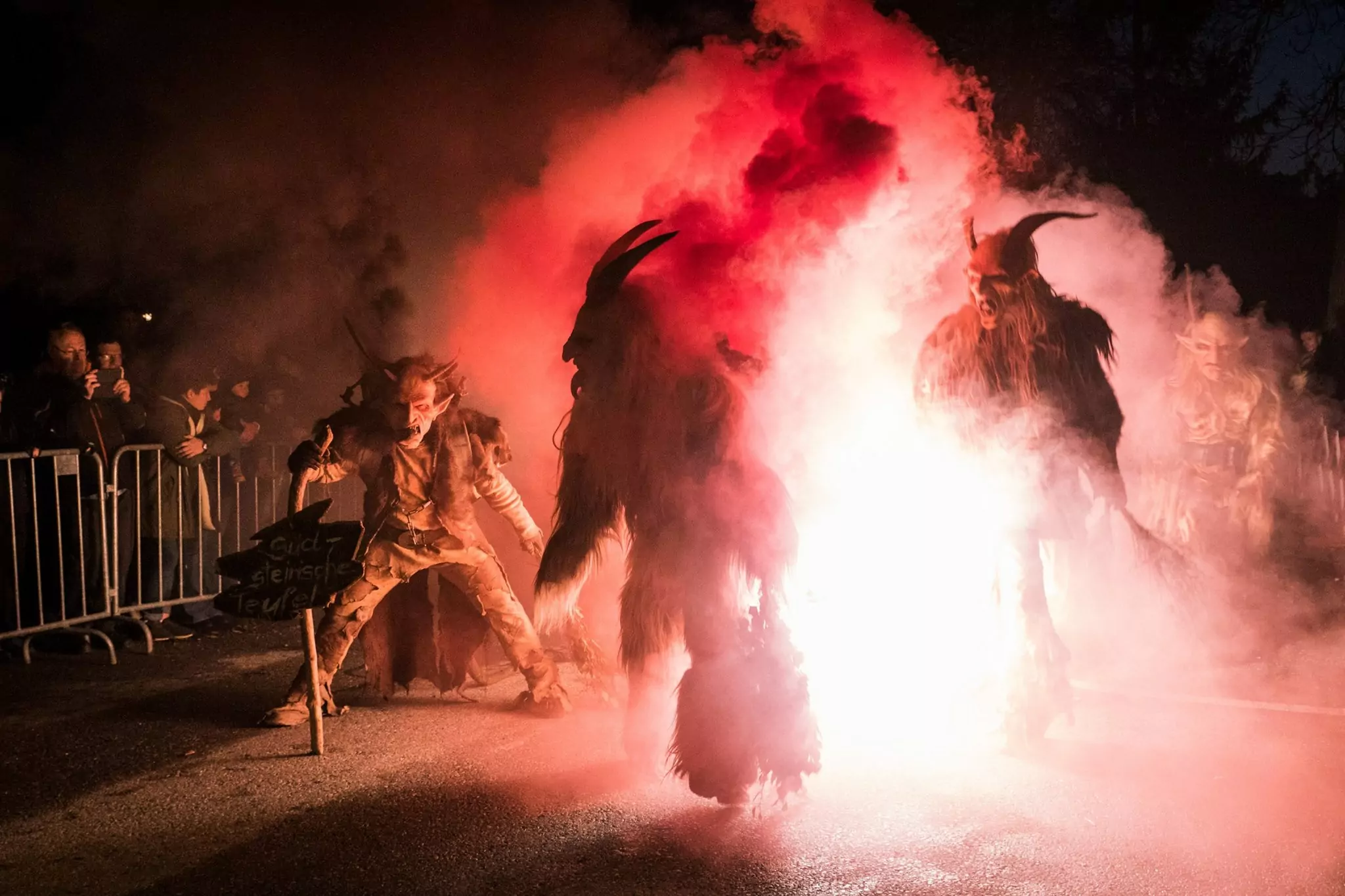 Foto auf 5min.at zeigt Perchten beim Krampuslauf.