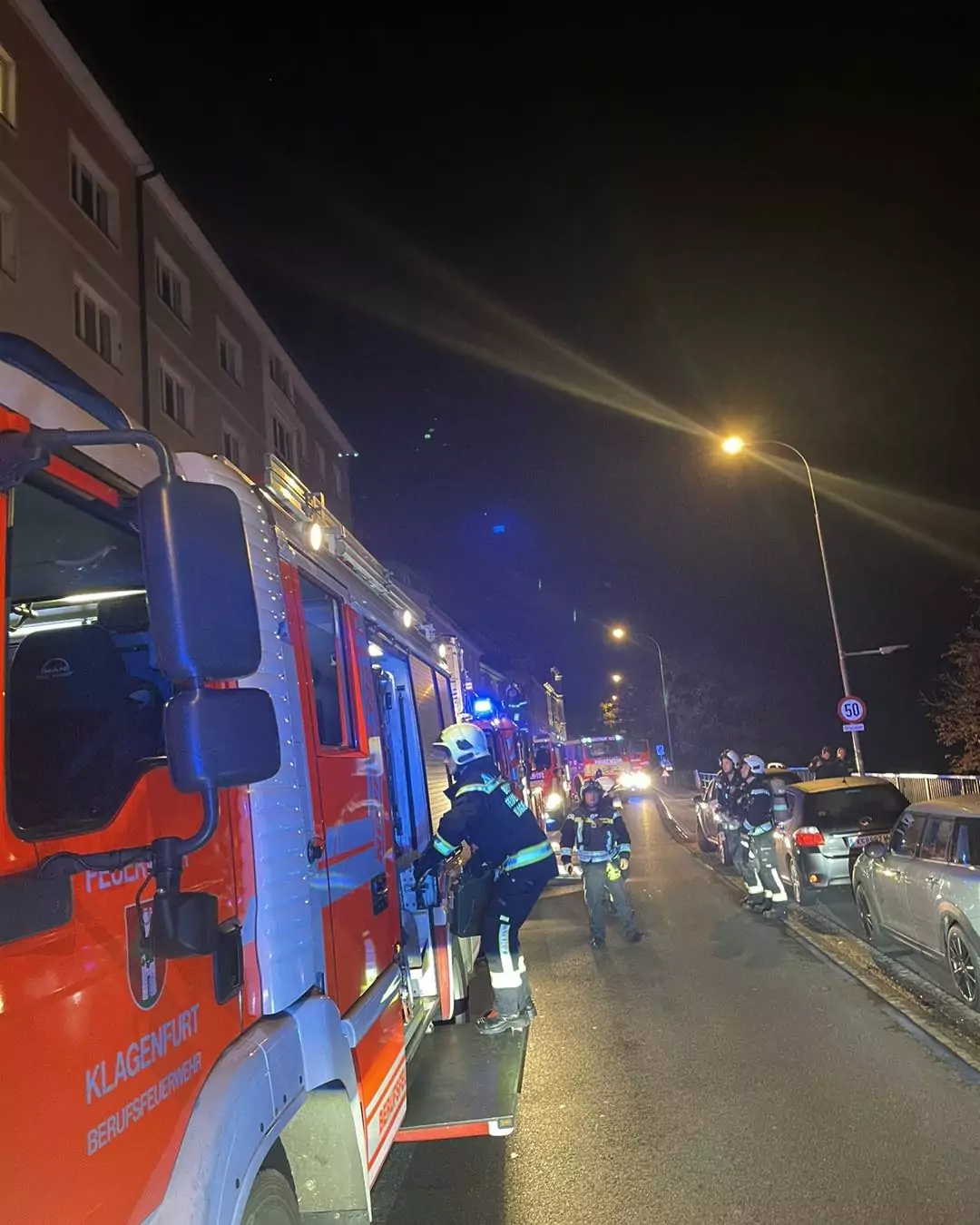 Bild auf 5min.at zeigt die Einsatzkräfte der Berufsfeuerwehr Klagenfurt beim Brandeinsatz in der Villacher Straße.