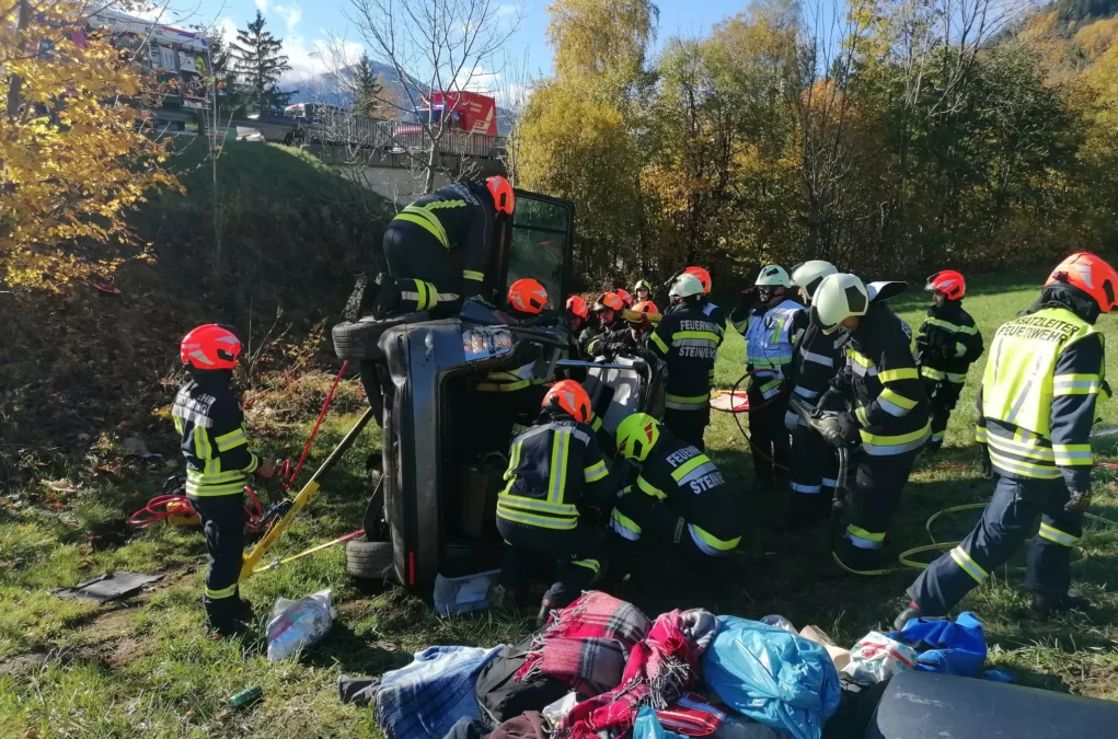 Bild auf 5min zeigt die die Einsatzkräfte der Feuerwehr, wie sie ein Auto bergen.