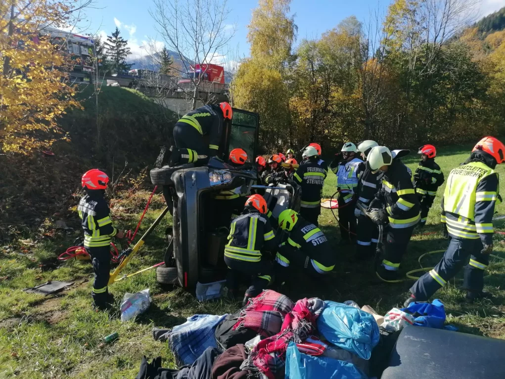 Bild auf 5min zeigt die die Einsatzkräfte der Feuerwehr, wie sie ein Auto bergen.