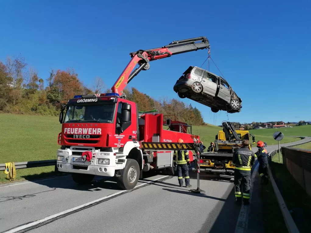 Bild auf 5min zeigt die die Einsatzkräfte der Feuerwehr, wie sie ein Auto bergen.