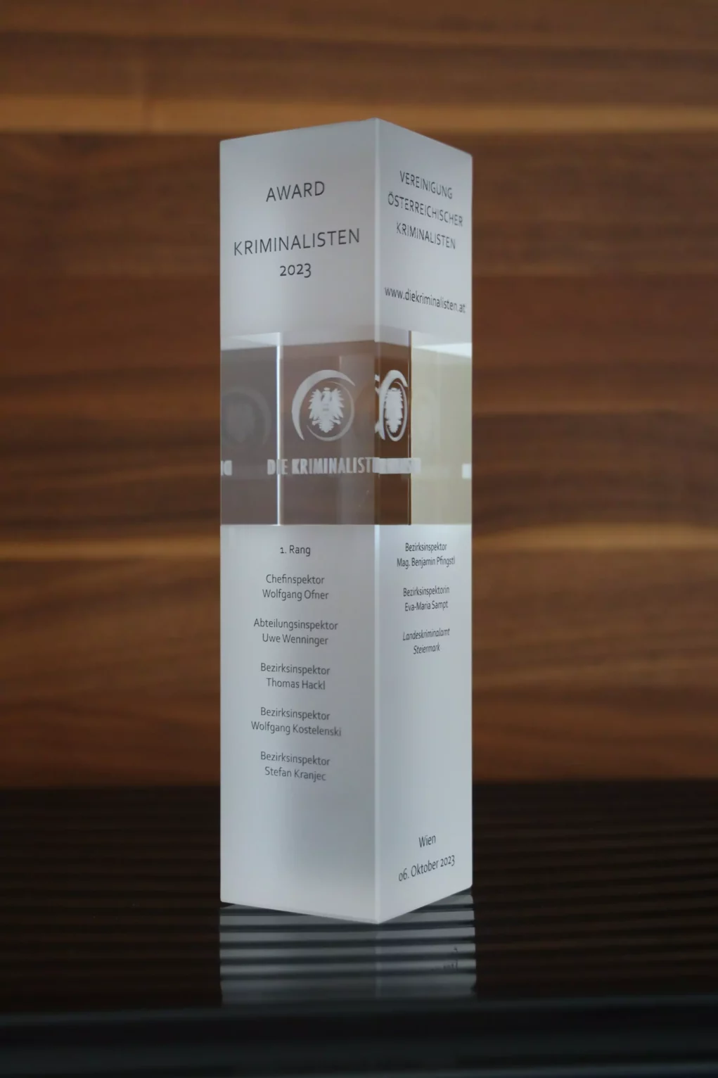 Zu sehen ist ein Award aus Glas