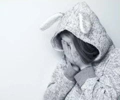 Das Bild zeigt ein weinendes M&auml;dchen.