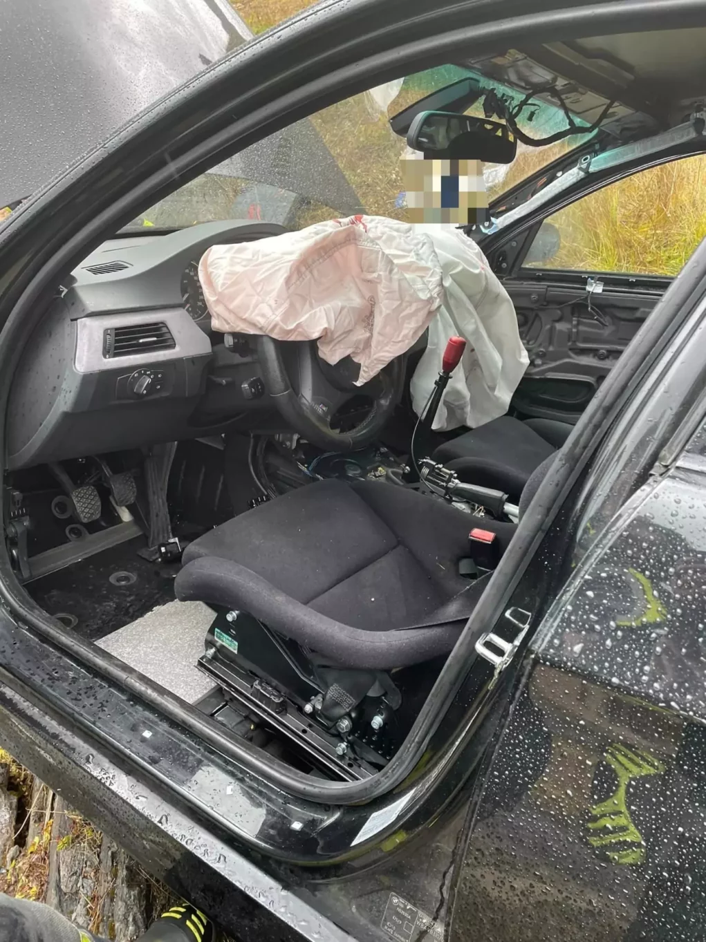 Foto in Beitrag von 5min.at: Autounfall, Auto von innen zu sehen, Airbag ist auch aufgegangen.