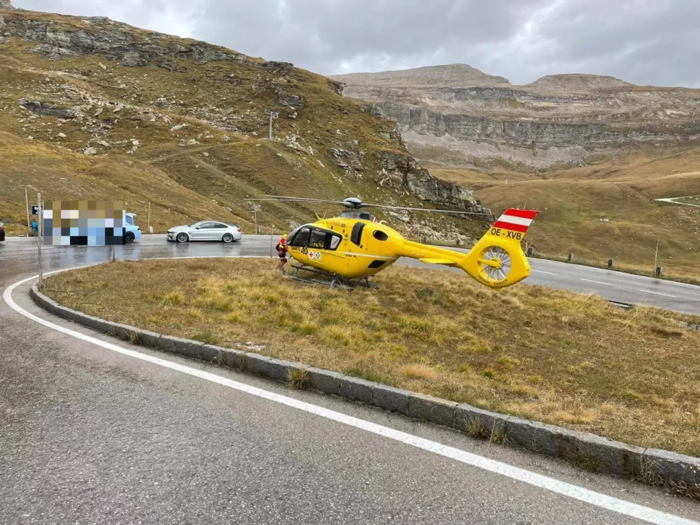 Foto in Beitrag von 5min.at: Rettungshubschrauber zu sehen, bei Unfall auf Großglockner Hochalpenstraße.