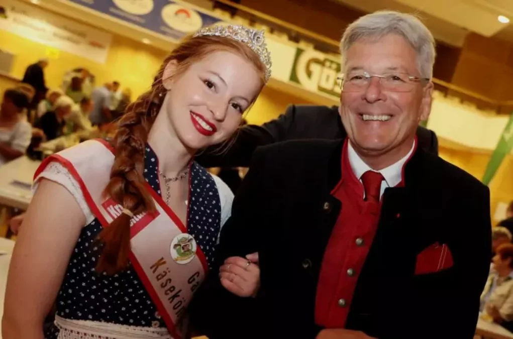 Foto von 5min.at: Landeshauptmann Peter Kaiser mit der K&auml;sek&ouml;nigin Jenny Hubmann.
