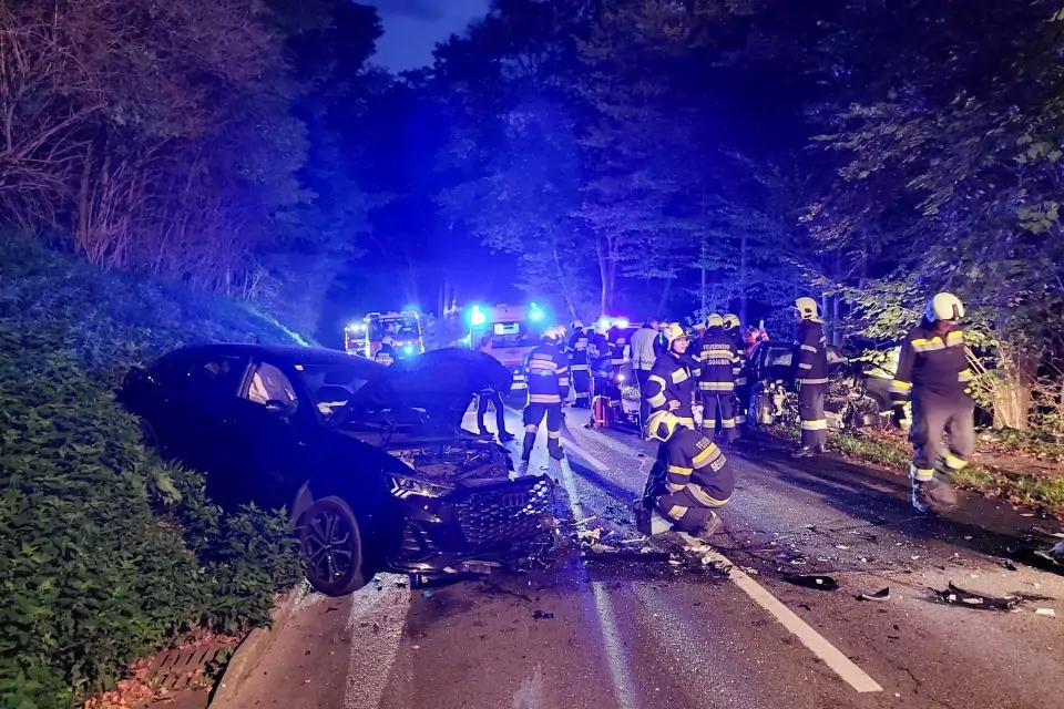 Foto auf 5min.at zeigt ein Auto nach einer Frontalkollision.