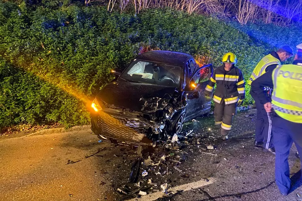 Foto auf 5min.at zeigt ein Auto nach einer Frontalkollision.