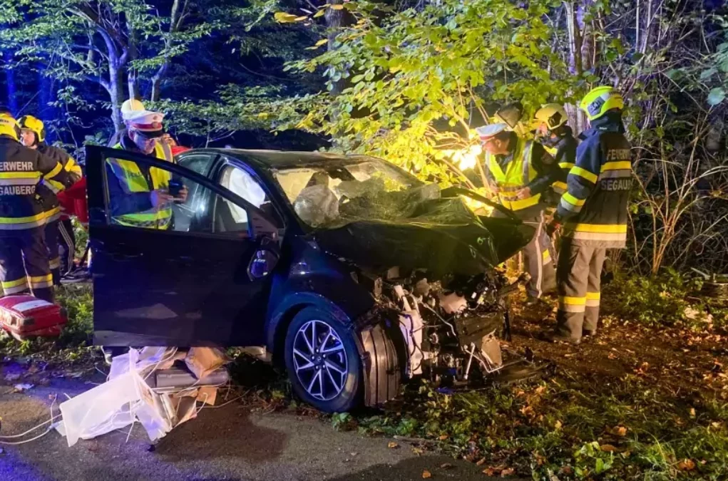 Foto auf 5min.at zeigt ein Auto nach einer Frontalkollision.