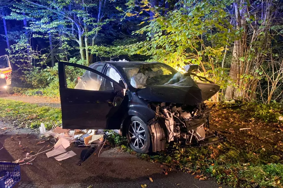 Foto auf 5min.at zeigt ein Auto nach einer Frontalkollision.