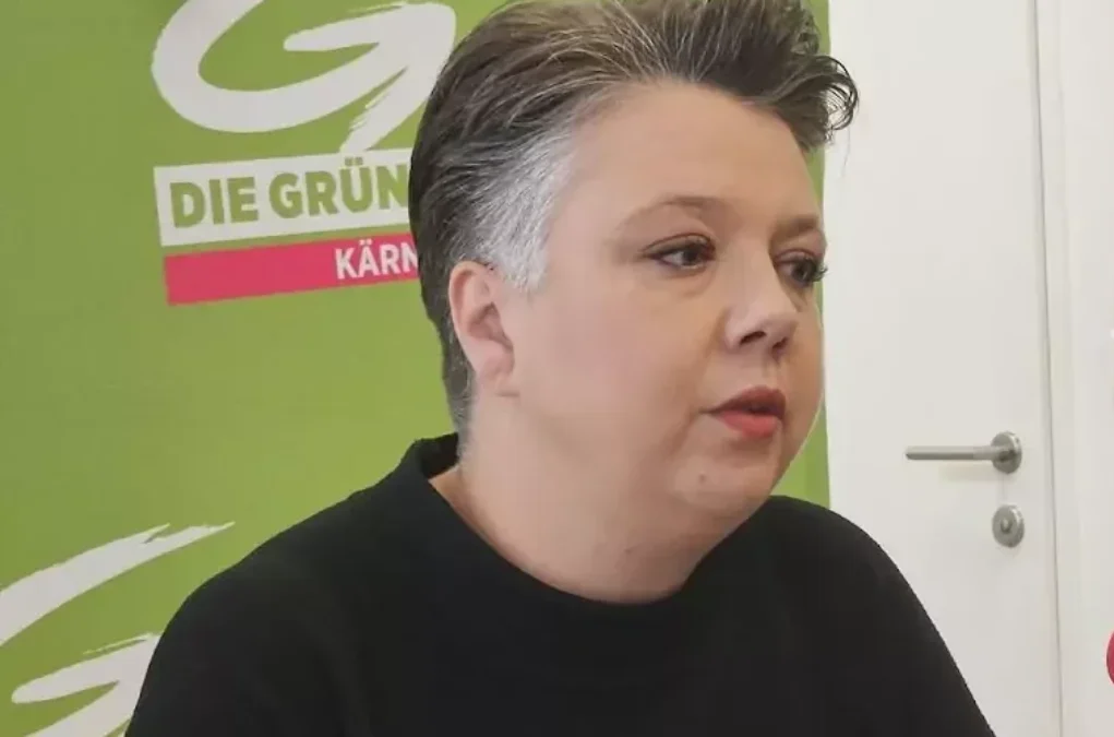 Bild auf 5min.at zeigt Olga Voglauer bei einer Pressekonferenz der Grünen in Klagenfurt.