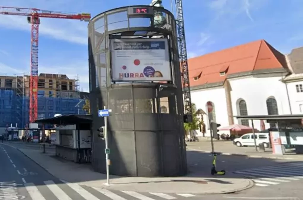 Foto in Beitrag von 5min.at: Zu sehen ist der Heiligengeistplatz in Klagenfurt, im Vordergrund der Turm, der abgerissen werden soll.