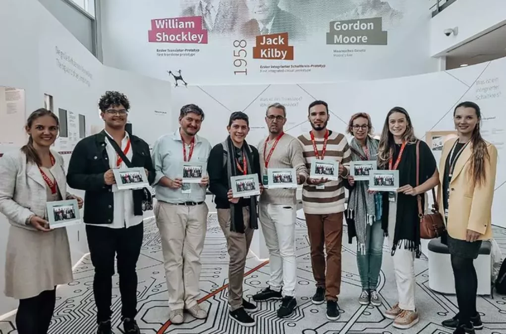 Ein Bild auf 5min.at zeigt das fünfköpfige Siegerteam aus Brasilien bei Infineon in Villach.