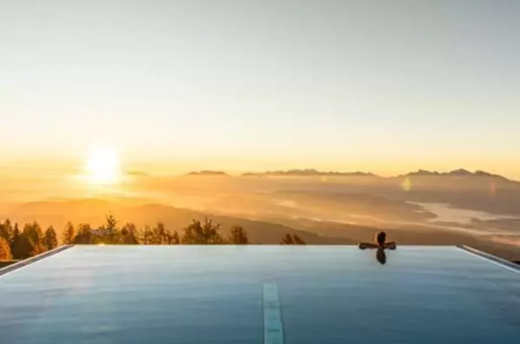 Ein Bild auf 5min.at zeigt den Infinity Pool des Mountain Resorts Feuerberg.