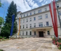 Bild auf 5min.at: Die K&auml;rntner Landesregierung mit Flaggen.