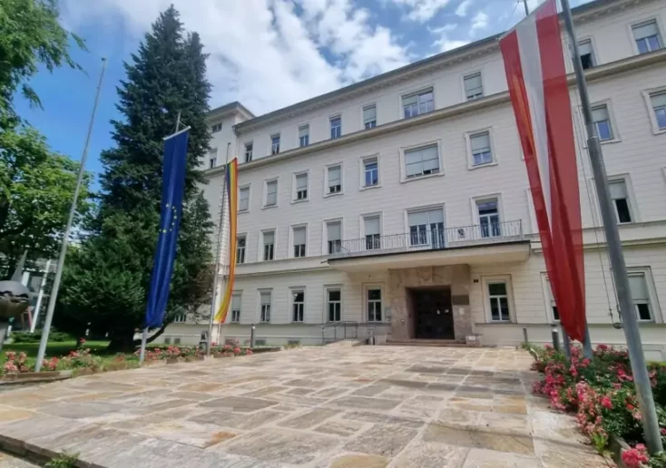 Bild auf 5min.at: Die K&auml;rntner Landesregierung mit Flaggen.